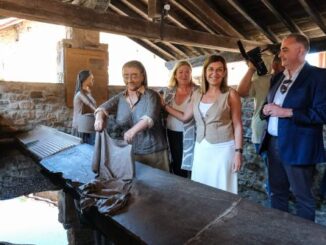 Buruaga entrega a Bárcena Mayor el título de Pueblo de Cantabria